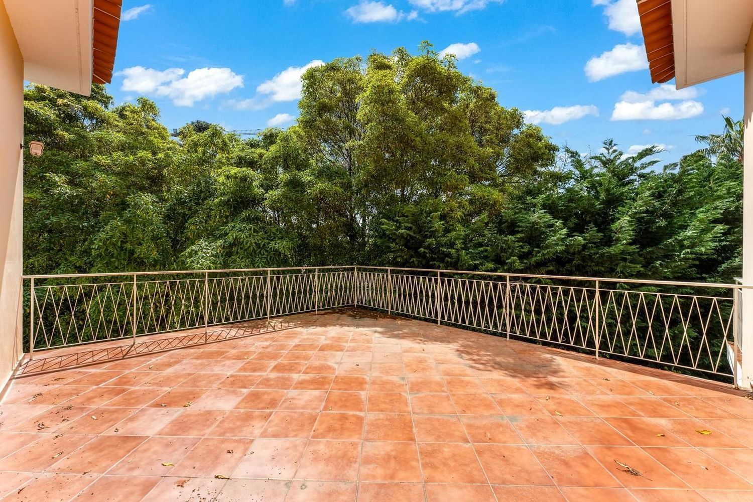 小楼房或独栋别墅出售在Avenida Marechal Carmona - 阳台