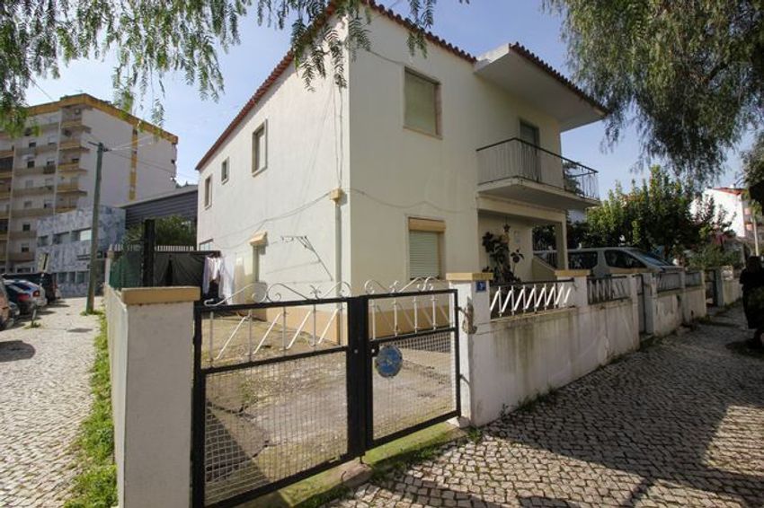 小楼房或独栋别墅出售在Avenida Doutor Carlos Leal, 3 a