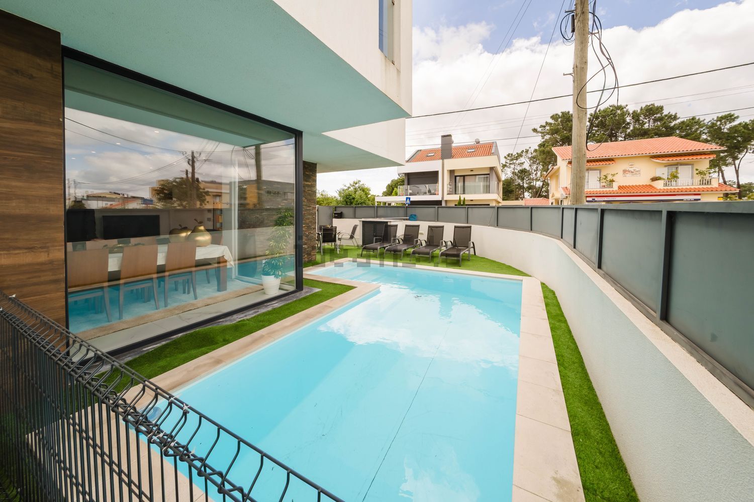 小楼房或独栋别墅出售在Redondos - 游泳池