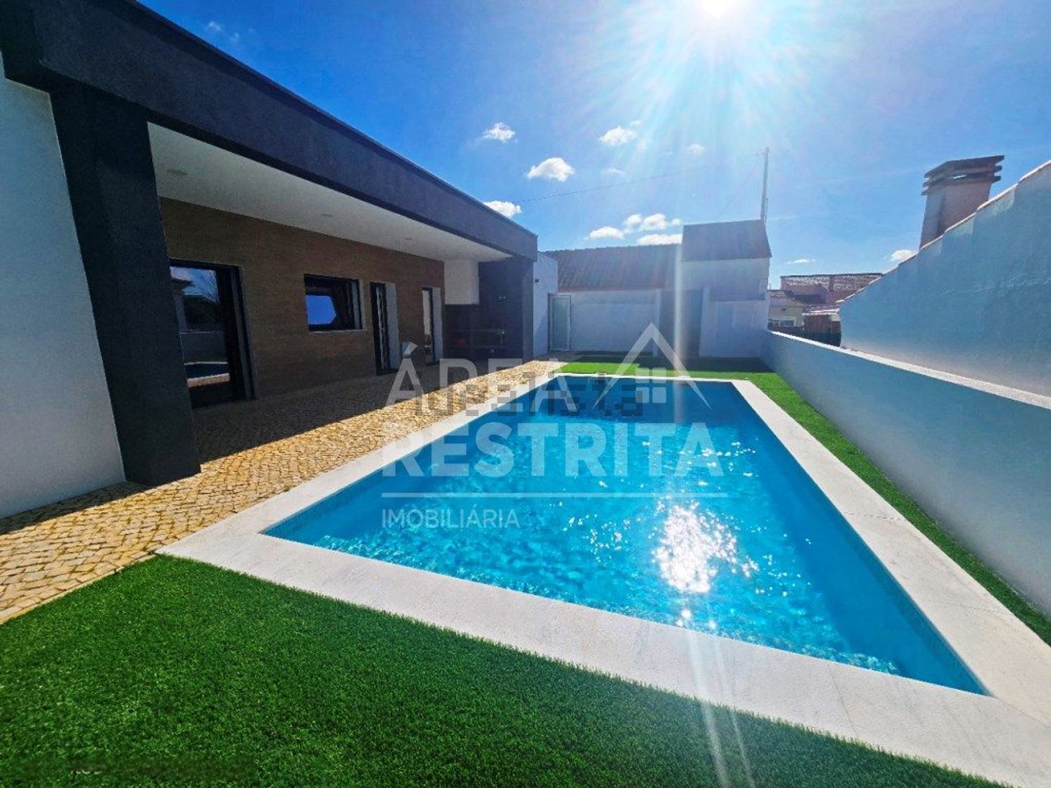 小楼房或独栋别墅出售在Rua dos Vitoriosos - 游泳池