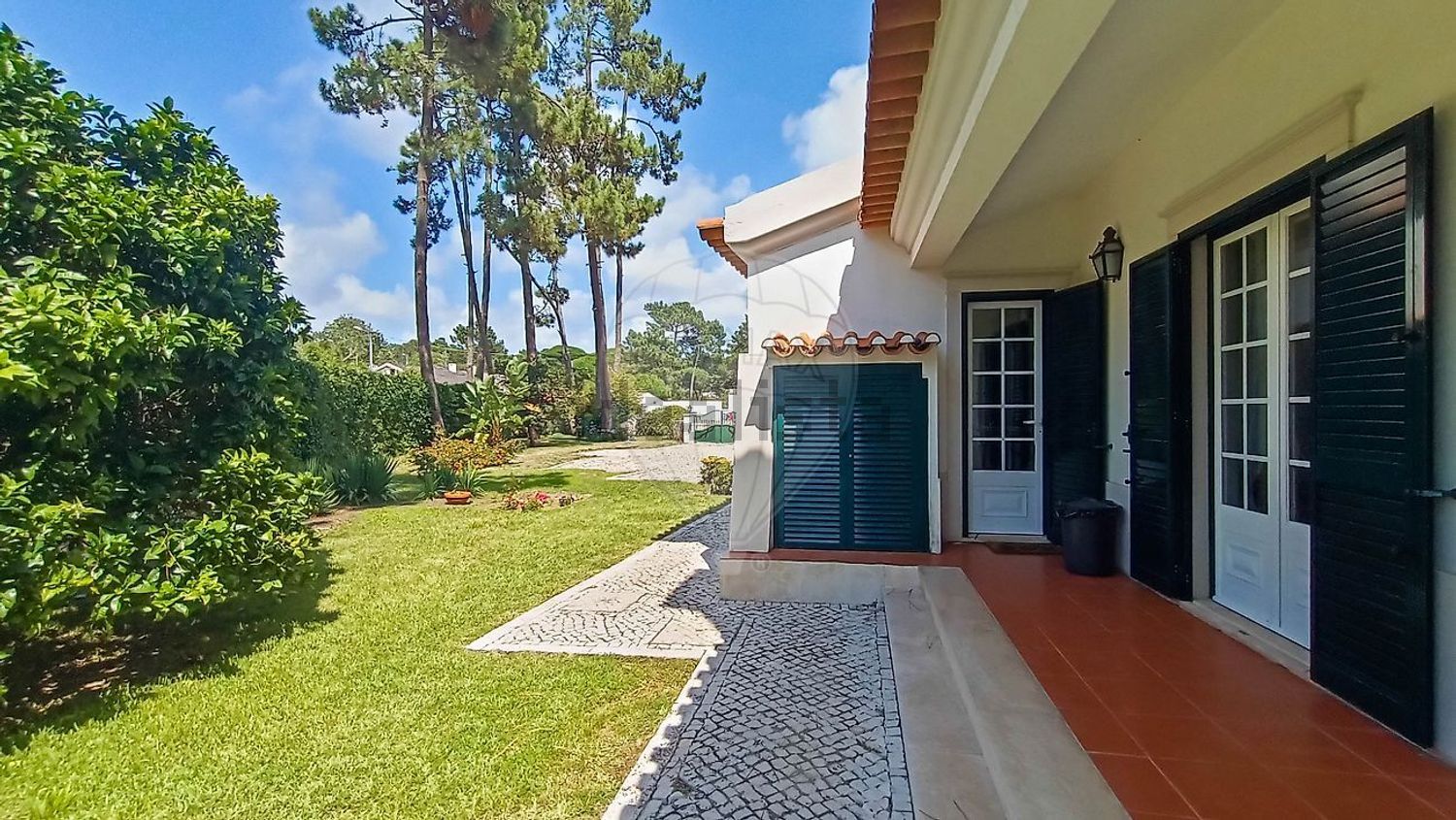 小楼房或独栋别墅出售在Rua da Mofina - 外立面