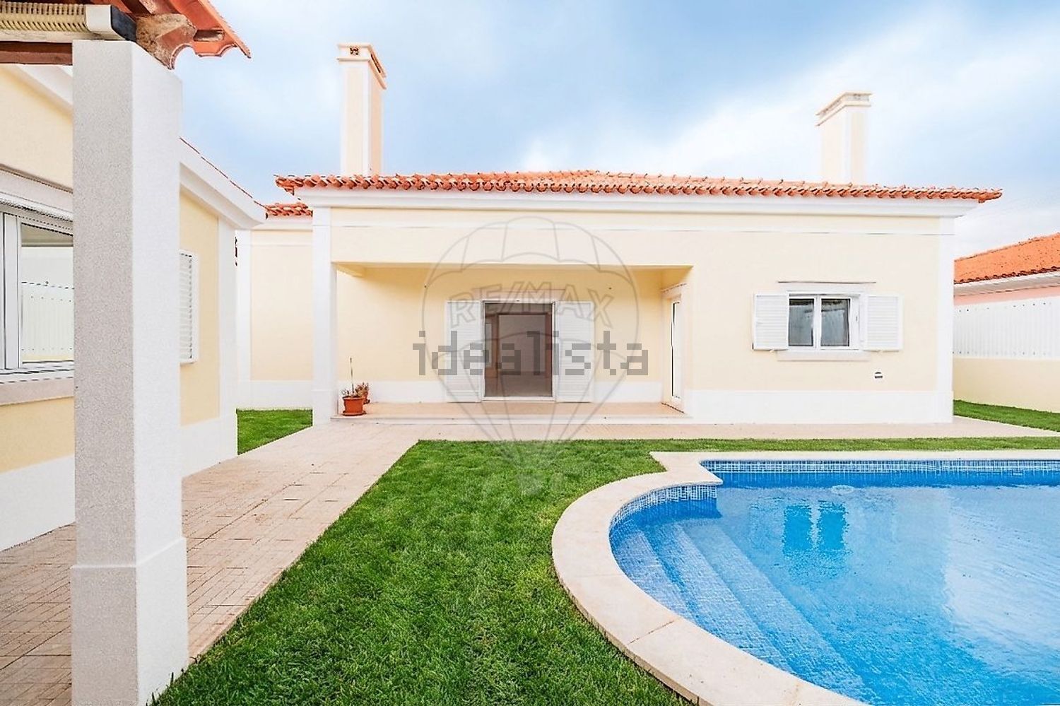 小楼房或独栋别墅出售在Rua Jorge Peixinho - 游泳池