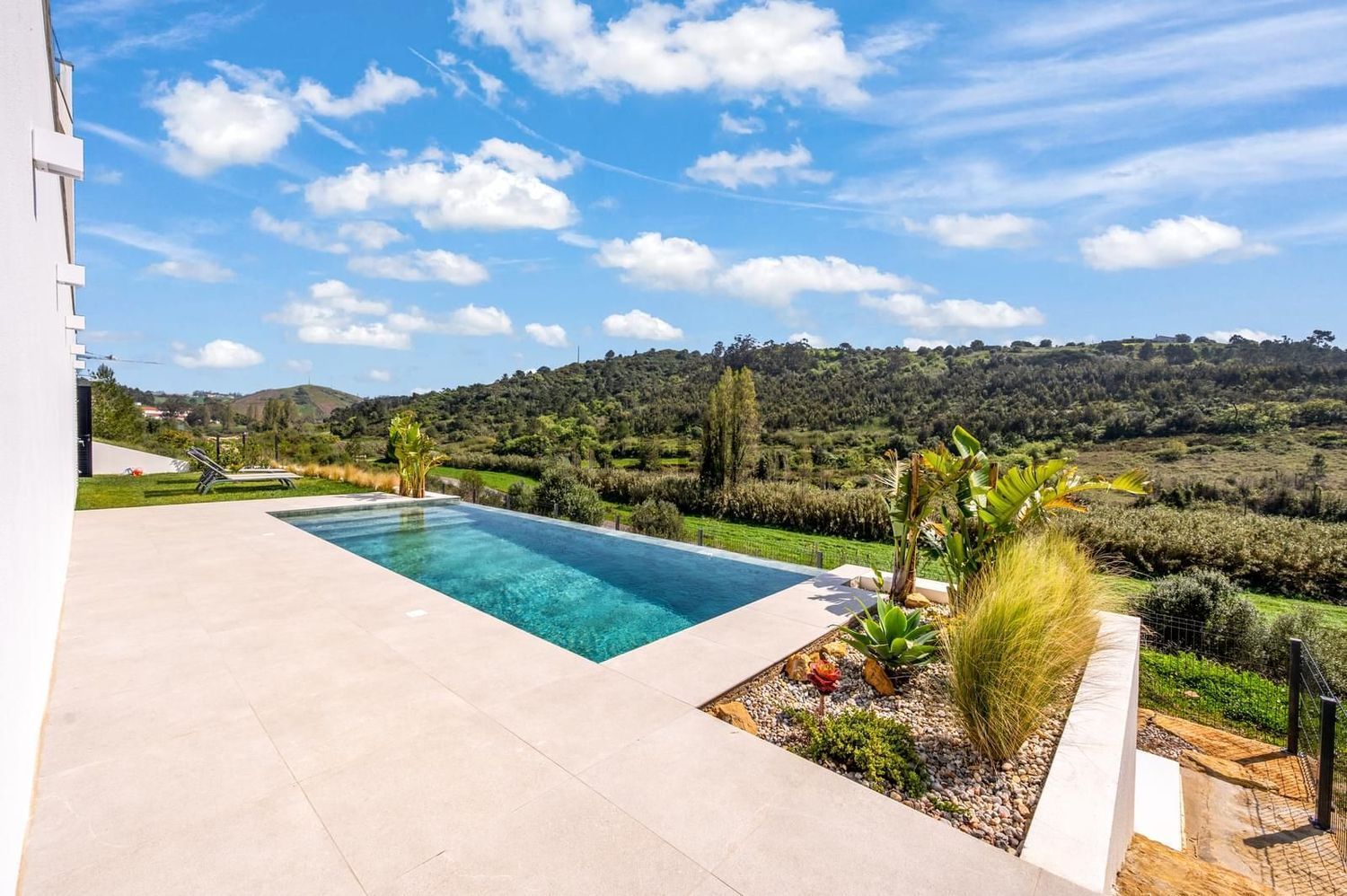 小楼房或独栋别墅出售在Rua das Lombas - 游泳池