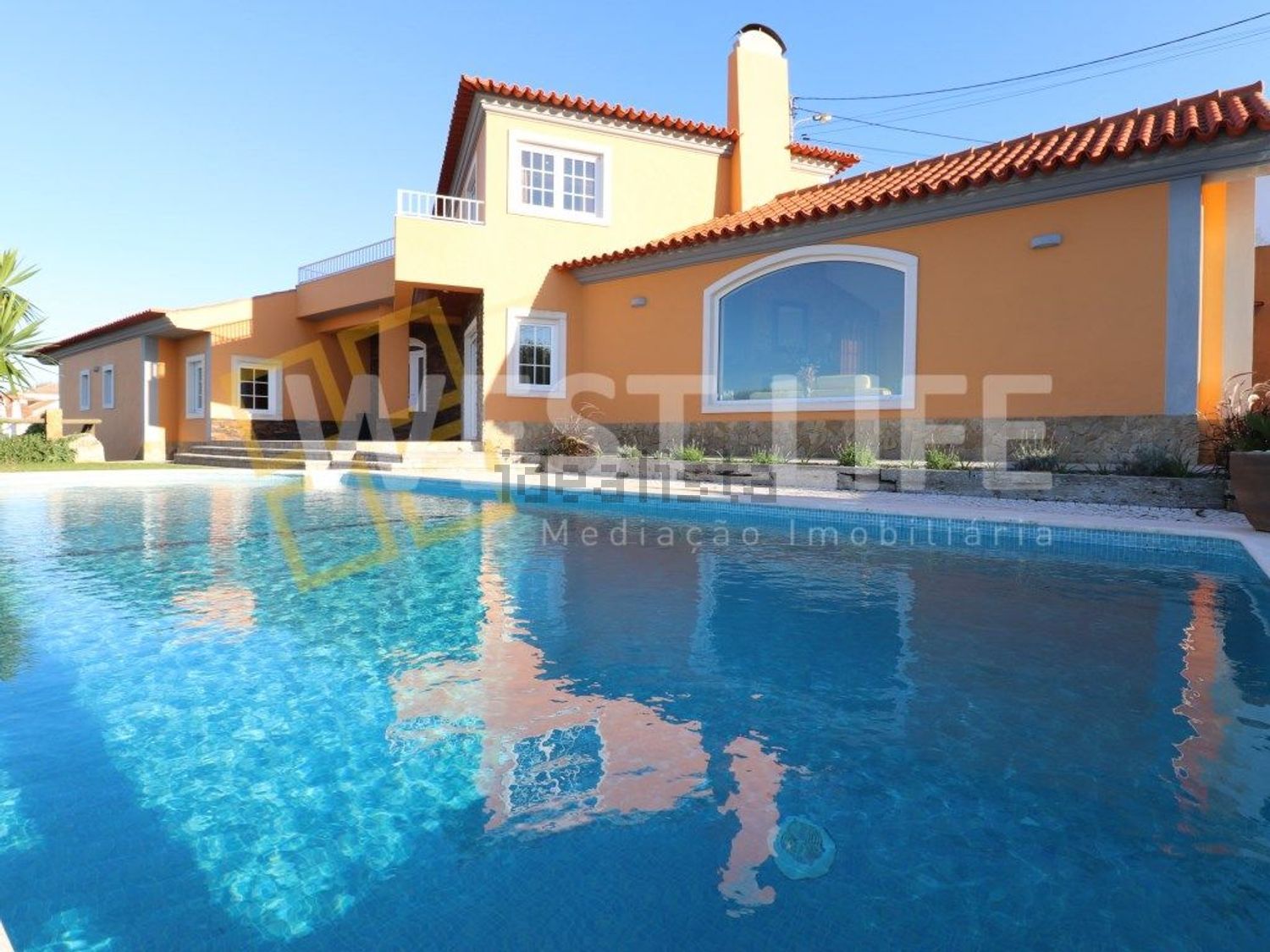 小楼房或独栋别墅出售在Vila de Colares - Mucifal - 游泳池