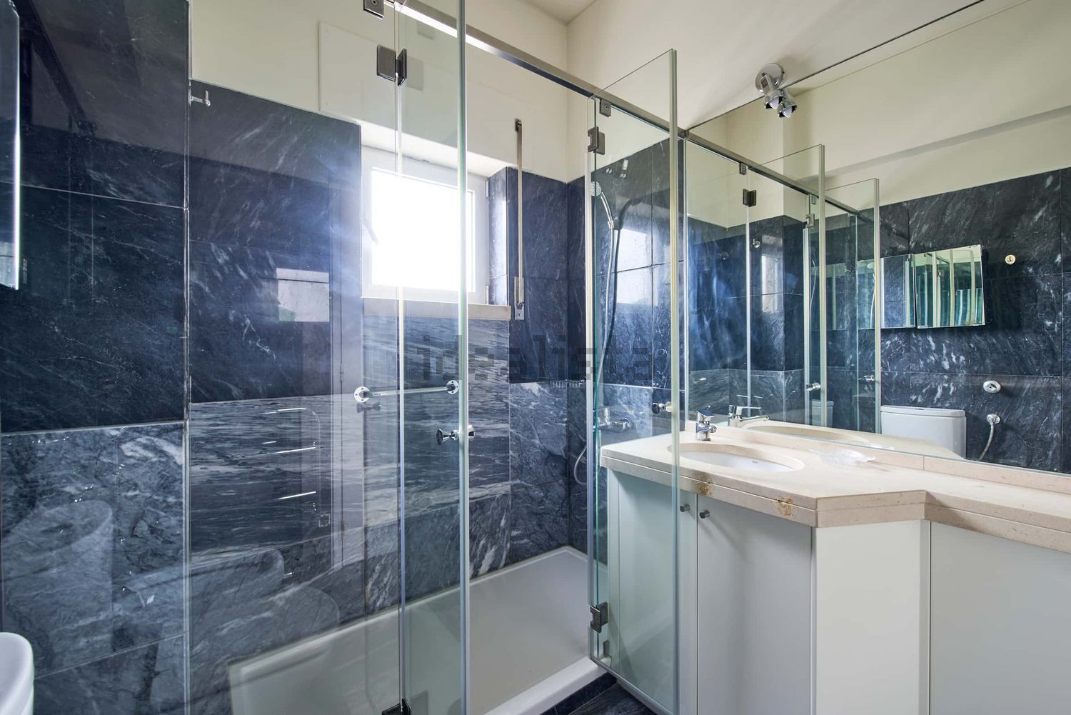 出租房间在Rua Actor António Silva, 3 - 卫生间