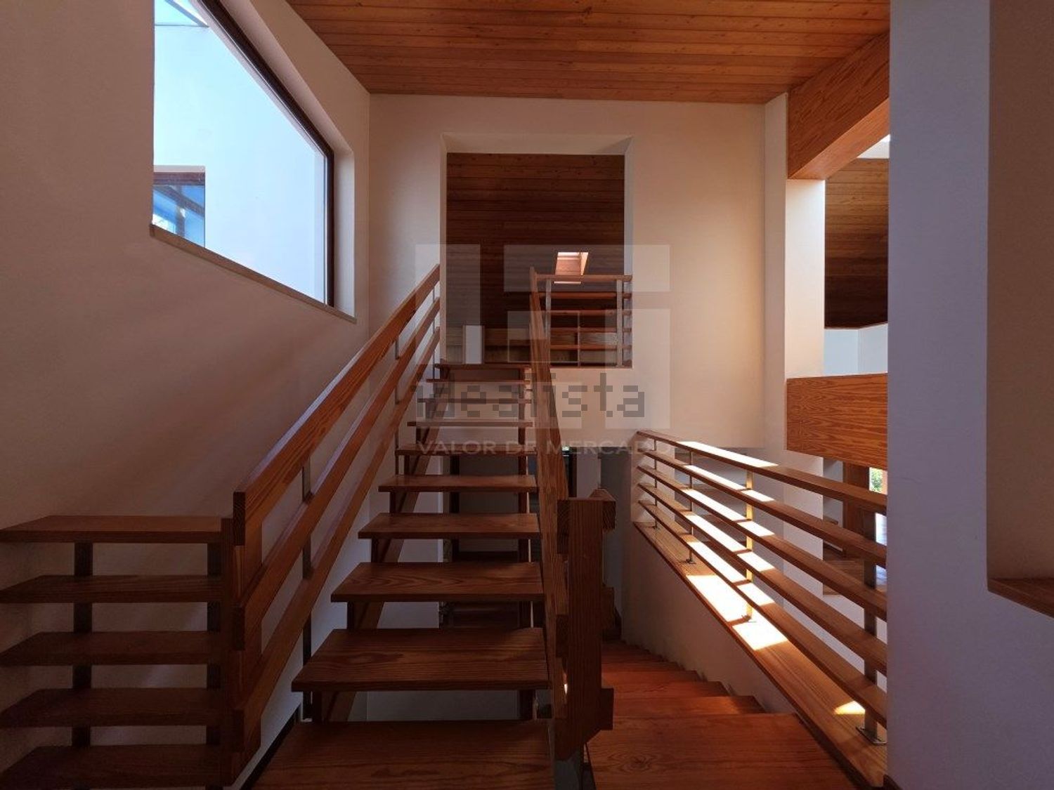 出租小楼房或独栋别墅在Rua Mato da Mina, 22 - 详情