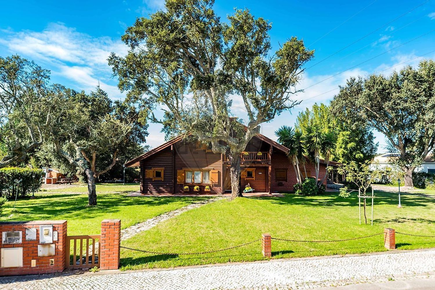 小楼房或独栋别墅出售Ip1 - 外立面