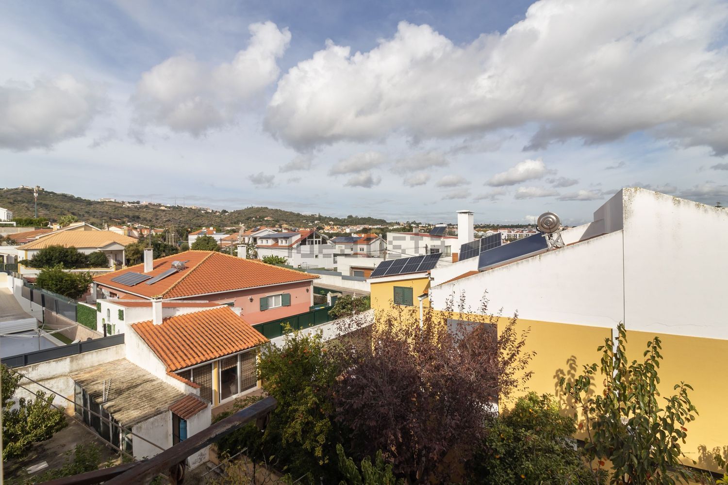 小楼房或独栋别墅出售在Avenida Padre Nabeto - 外立面