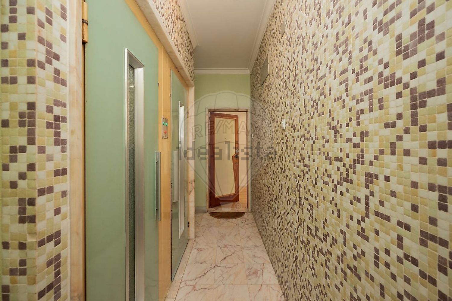 公寓 t2出售在Rua Luís Pastor de Macedo - 过道