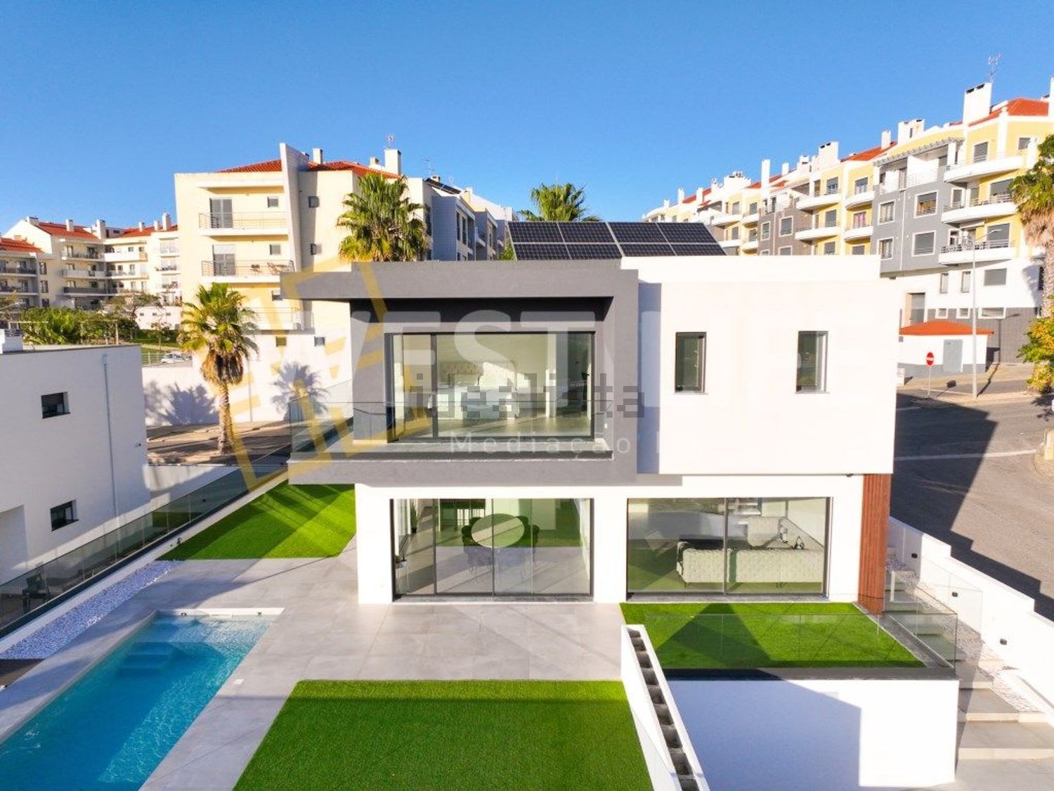 小楼房或独栋别墅出售在Centro - 游泳池