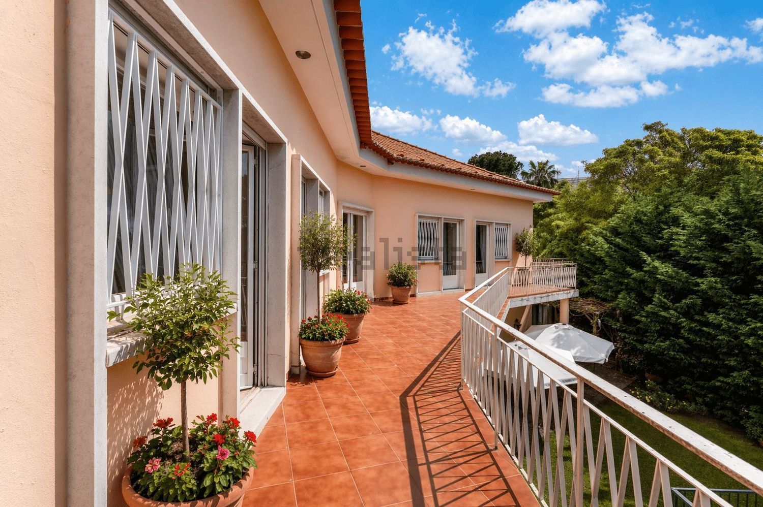 小楼房或独栋别墅出售在Avenida Marechal Carmona - 阳台