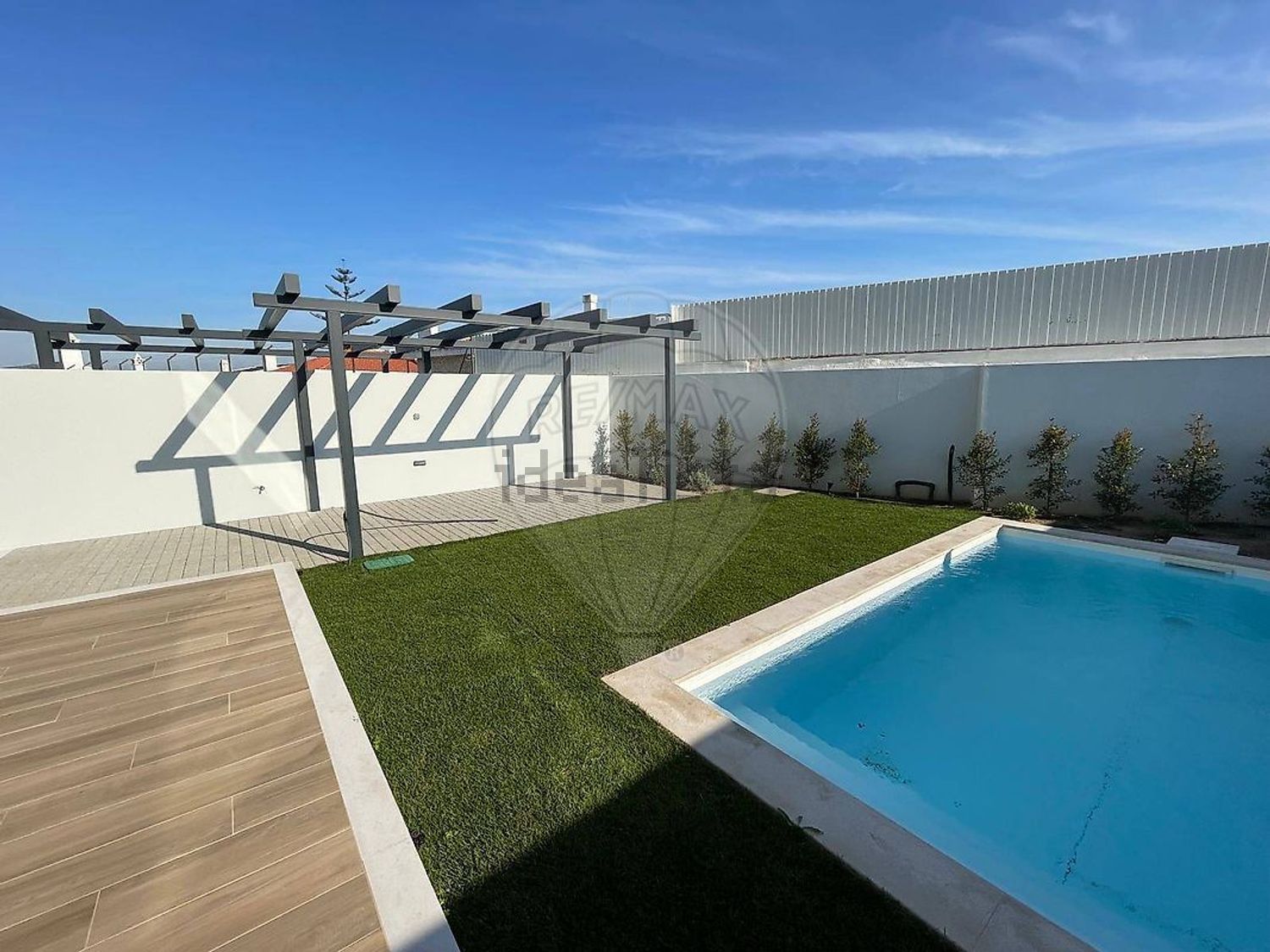 小楼房或独栋别墅出售在Rua Douro - 游泳池