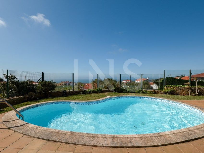 小楼房或独栋别墅出售在Rua do Beco