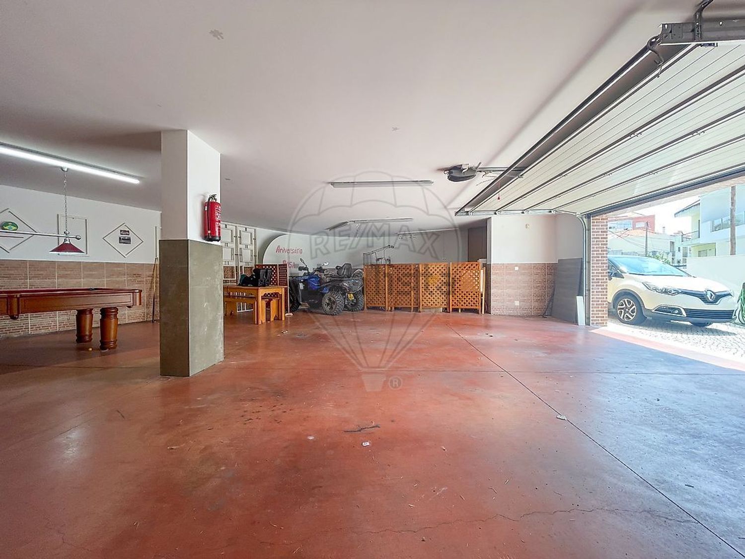 小楼房或独栋别墅出售在Rua Juncal - 停车位