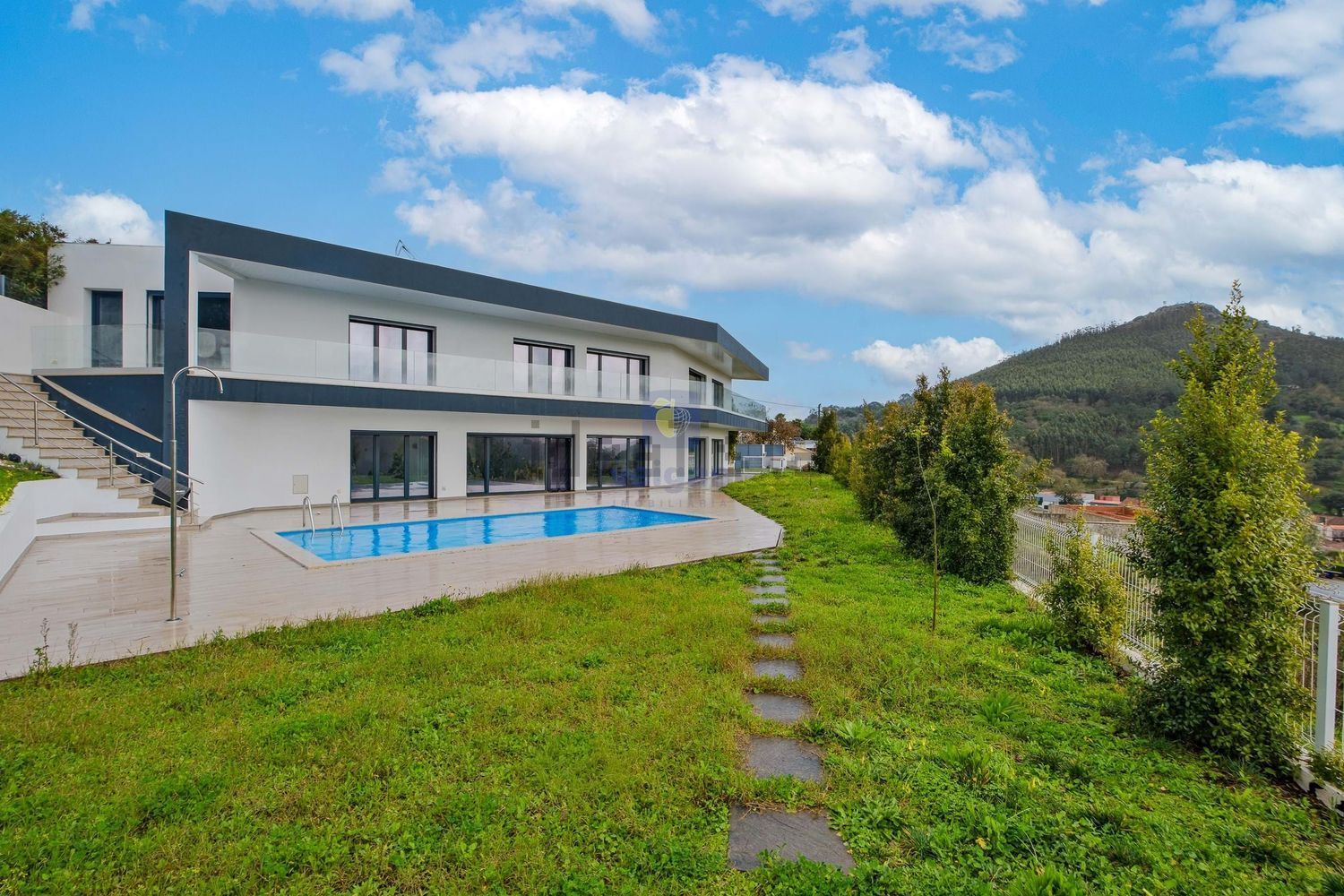 小楼房或别墅出售在Lousa - 外立面