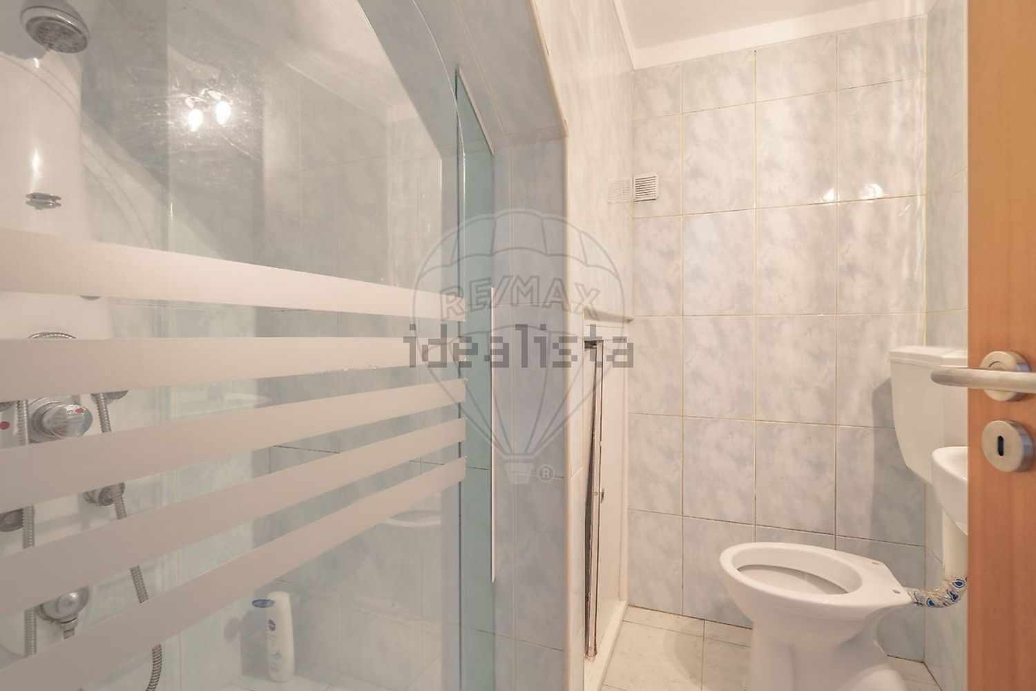 小楼房或独栋别墅出售在Rua das Flores - 卫生间