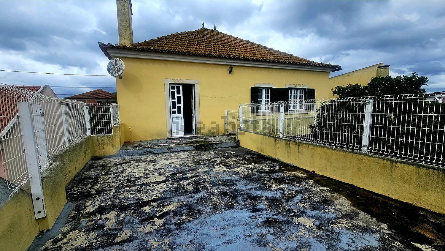 小楼房或独栋别墅出售在Rua da Cerca - 外立面