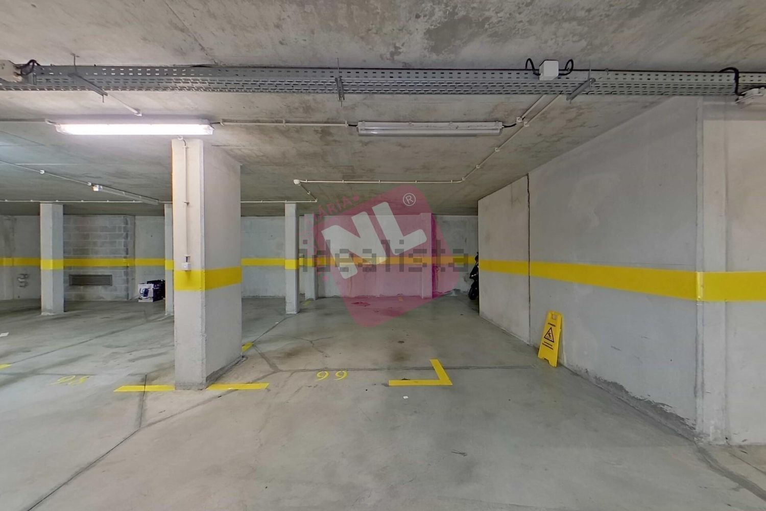 出租公寓 t2在Rua Fernando Gusmão, 17 - 停车位