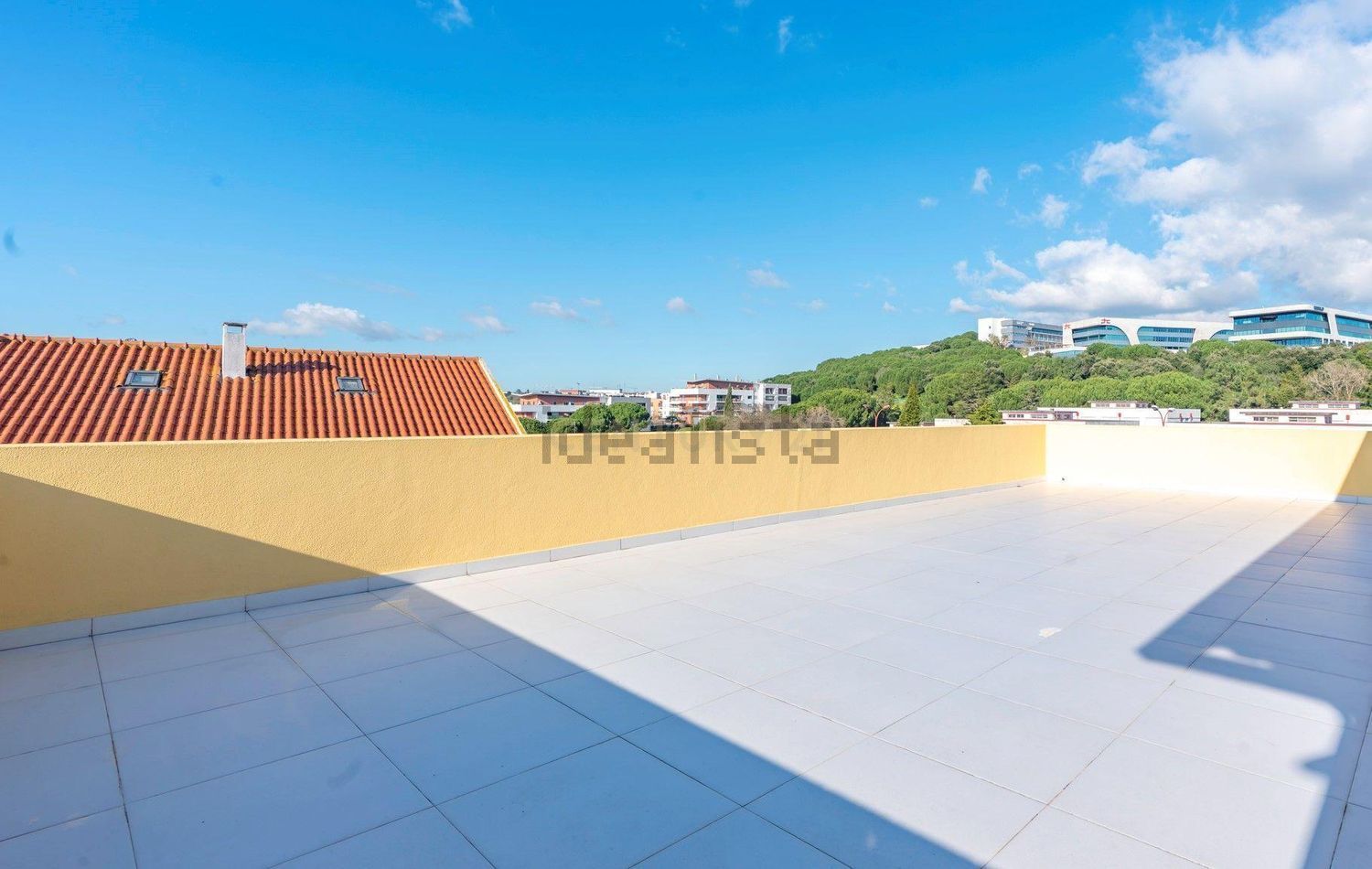 小楼房或独栋别墅出售在Avenida Engenheiro Arantes e Oliveira, 4 - 阳台