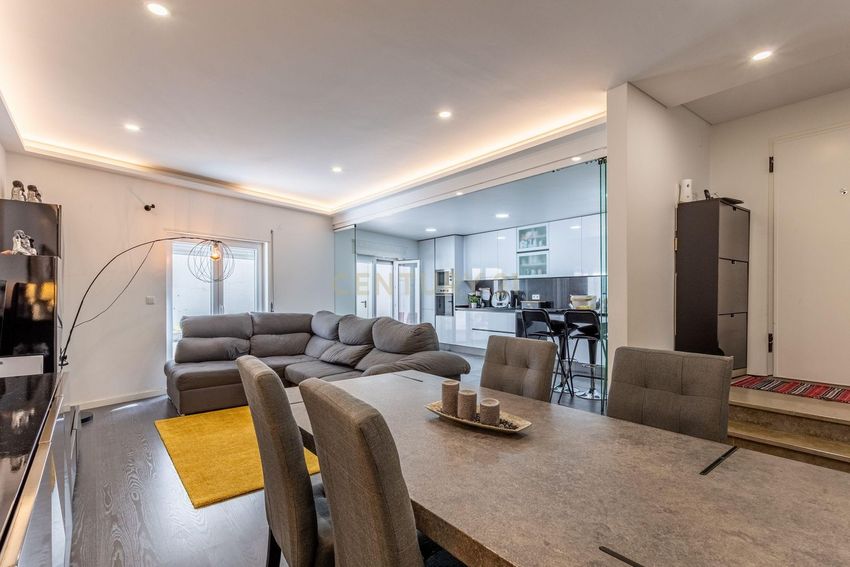 复式公寓出售在Rua Almirante Gago Coutinho, 118