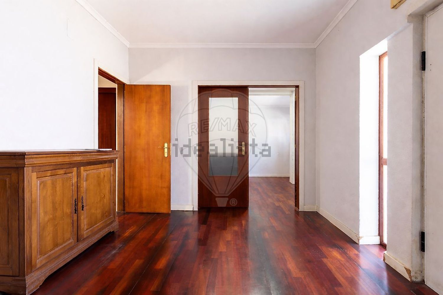 小楼房或独栋别墅出售在Rua António Sérgio - 过道