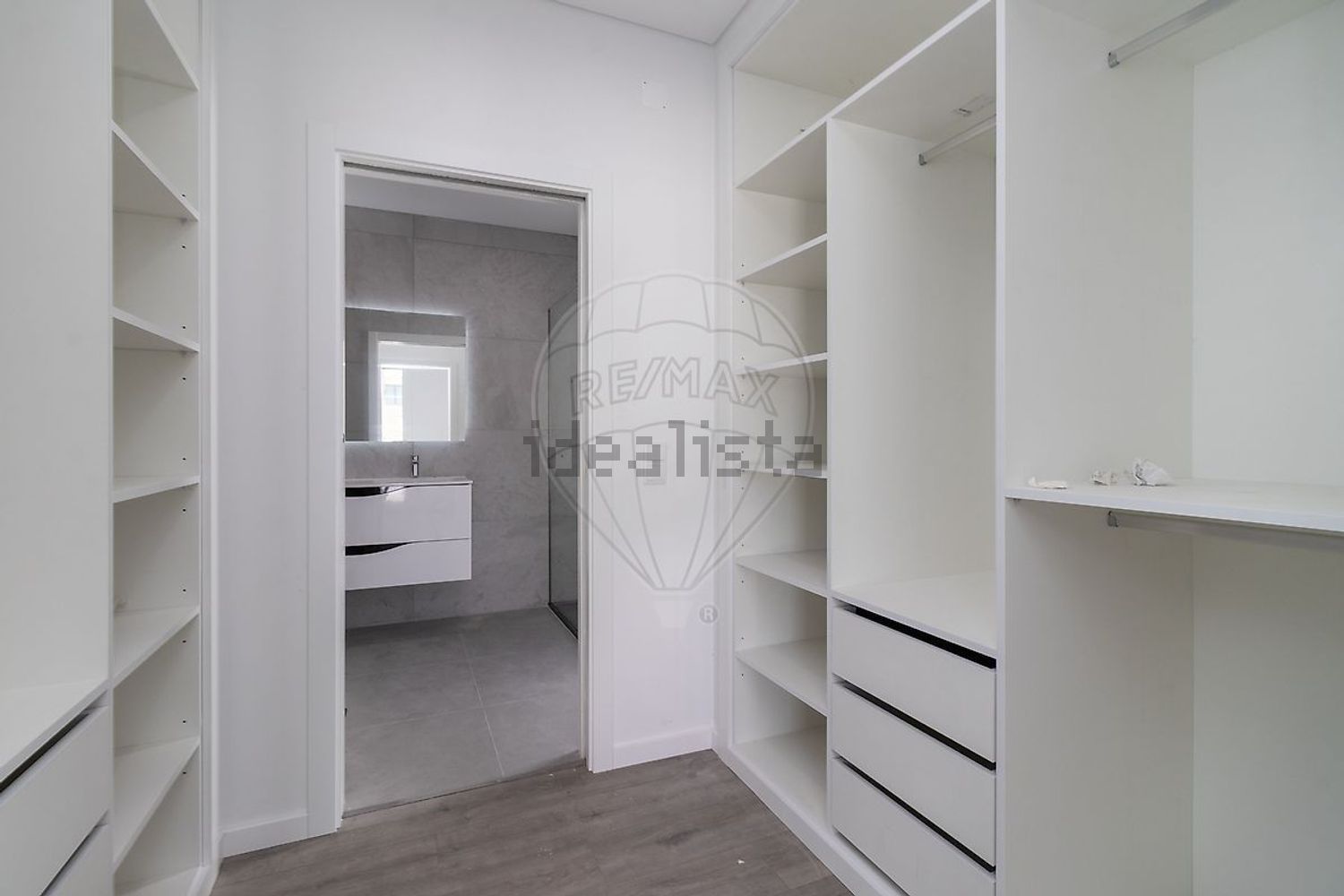 小楼房或独栋别墅出售在Rua Aquilino Ribeiro - 试衣间