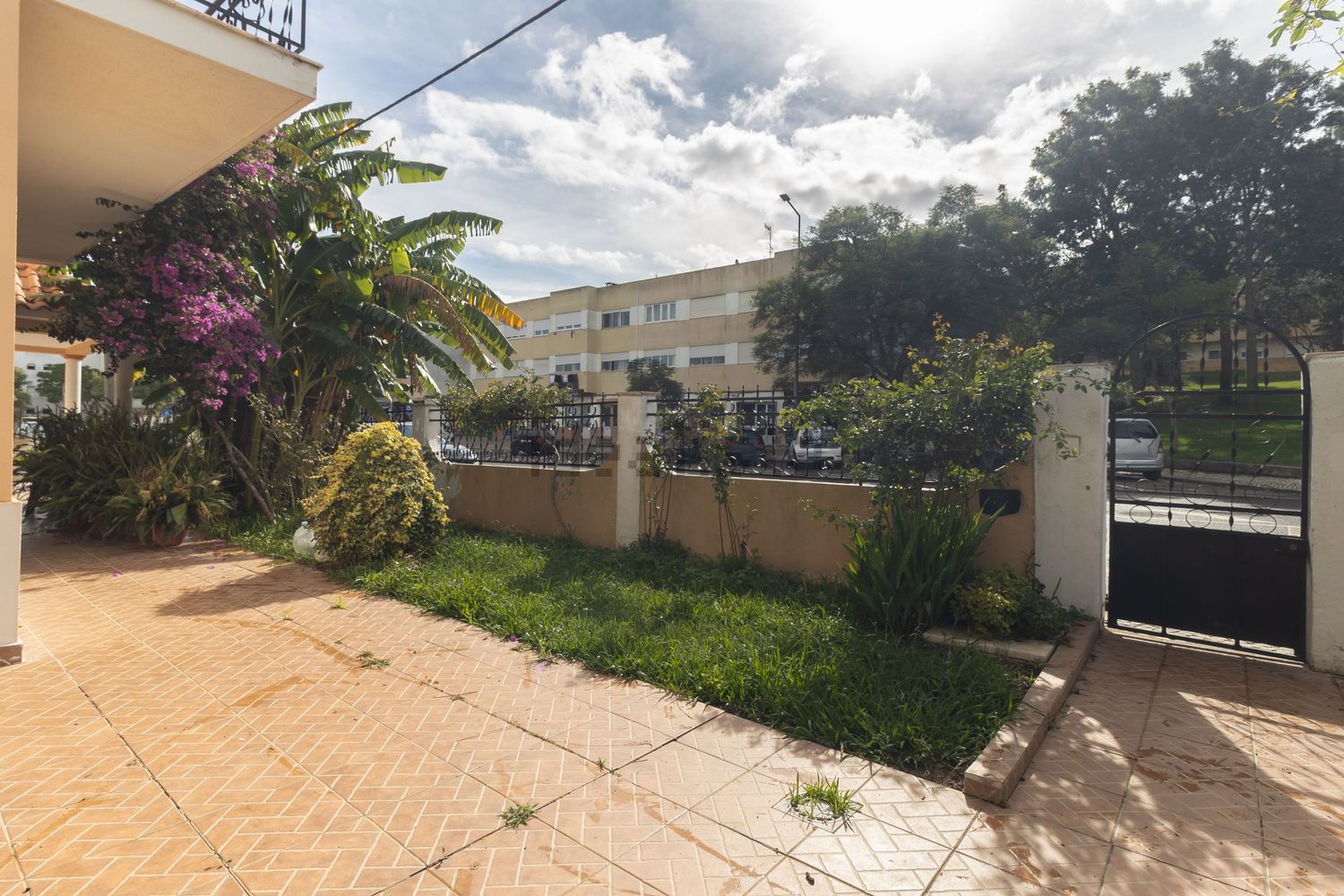 小楼房或独栋别墅出售在Avenida Padre Nabeto - 照片