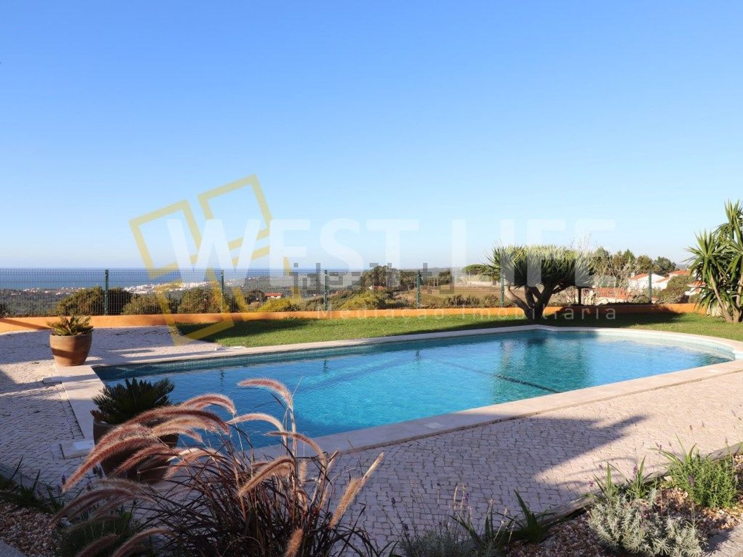 小楼房或独栋别墅出售在Vila de Colares - Mucifal - 游泳池