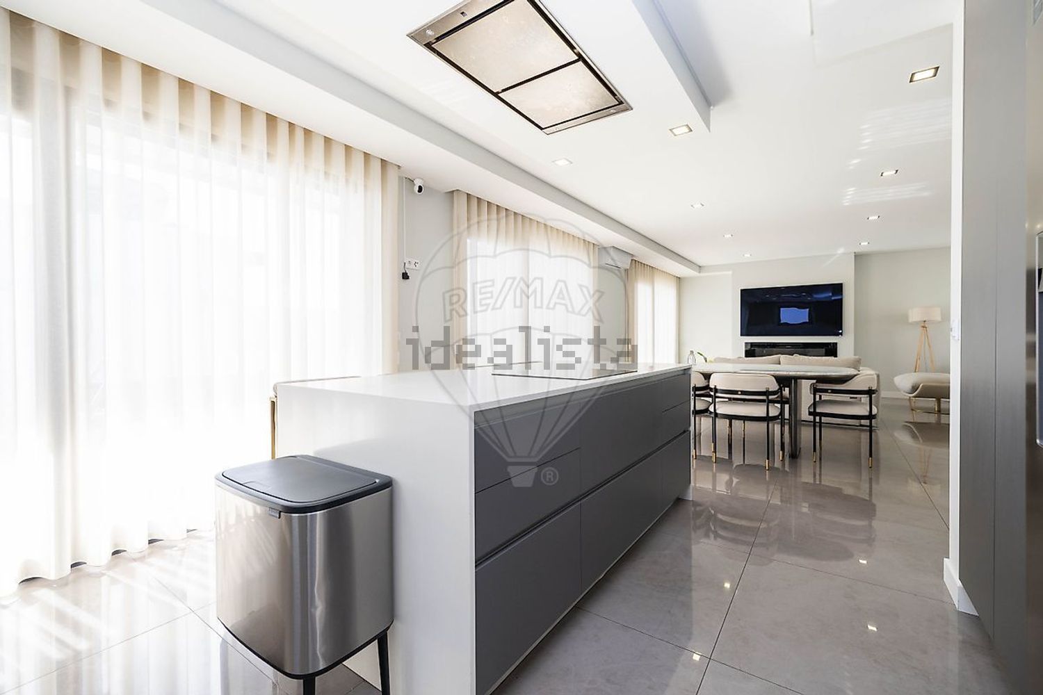 出租小楼房或独栋别墅在Rua Almeida Garrett - 照片