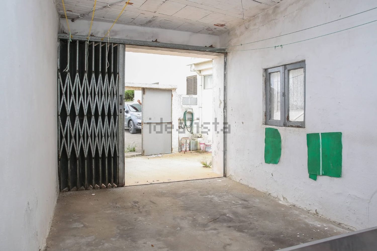 小楼房或独栋别墅出售在Rua das Flores - 停车位