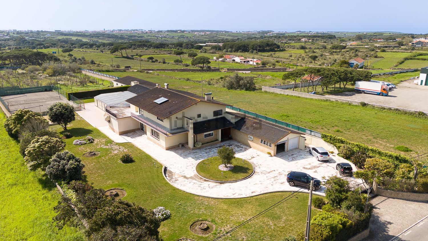 小楼房或独栋别墅出售在Rua Principal - 外立面