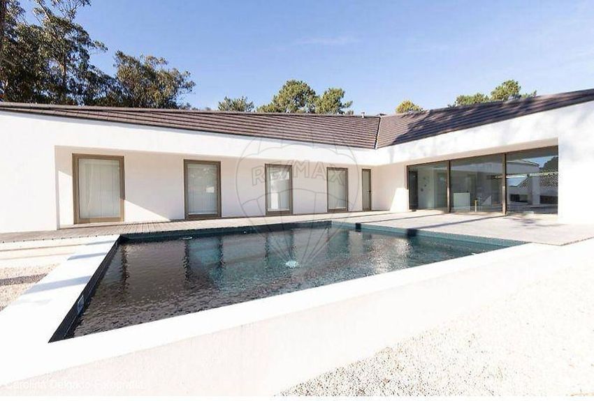 小楼房或独栋别墅出售在Largo da Eira, 6