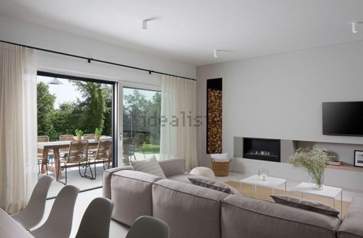 小楼房或独栋别墅出售在Tires - 客厅