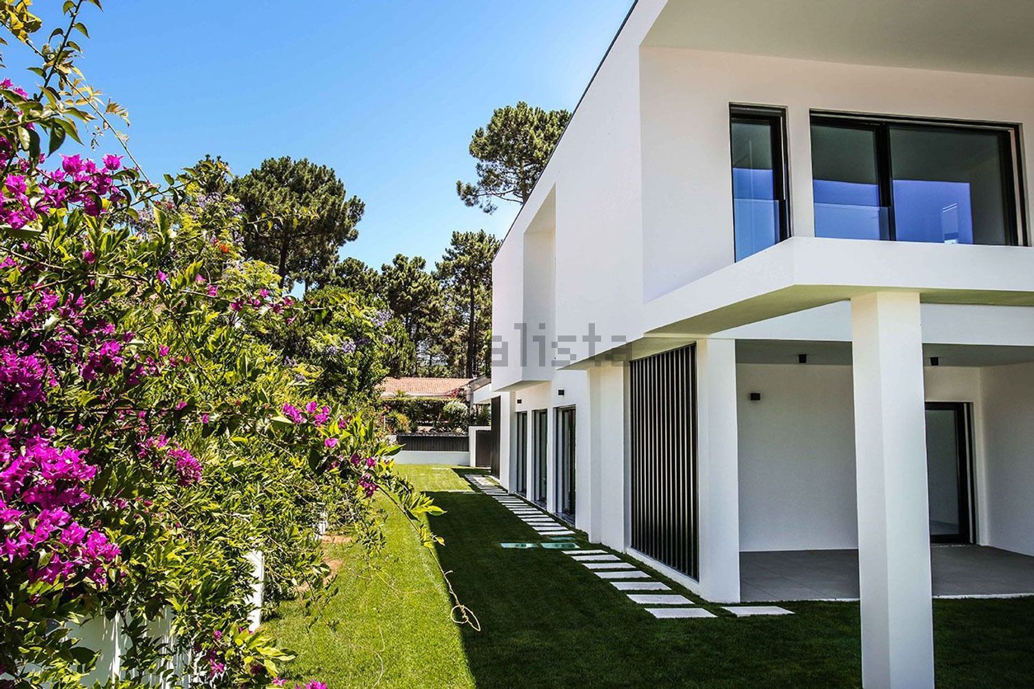 小楼房或独栋别墅出售在Avenida Pinhal do Arneiro - 外立面