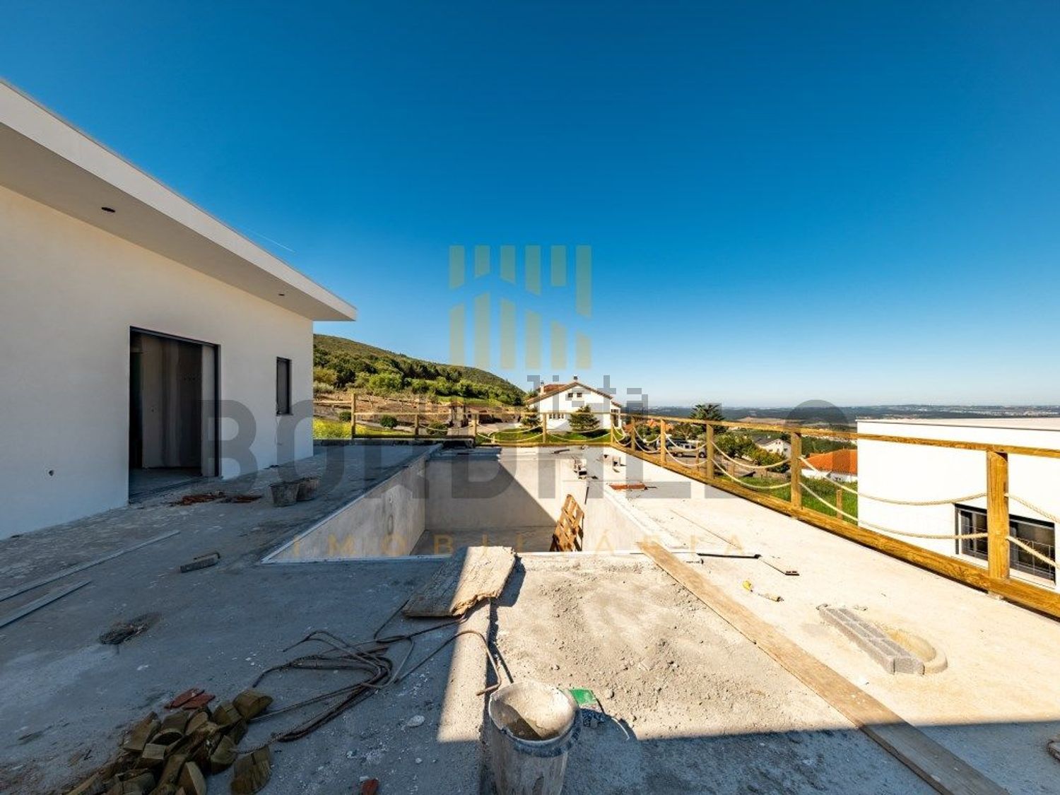 小楼房或独栋别墅出售在Rua do Serrado - 外立面