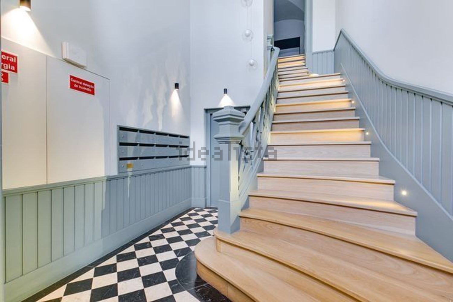 公寓 t2出售在Praça Dom Pedro IV, 93 - 楼梯