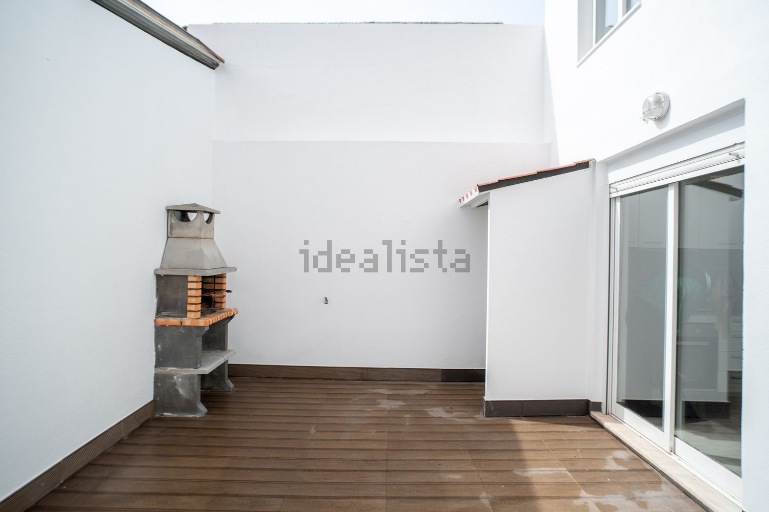 小楼房或独栋别墅出售在Rua David José Chitas, 8 - 院子