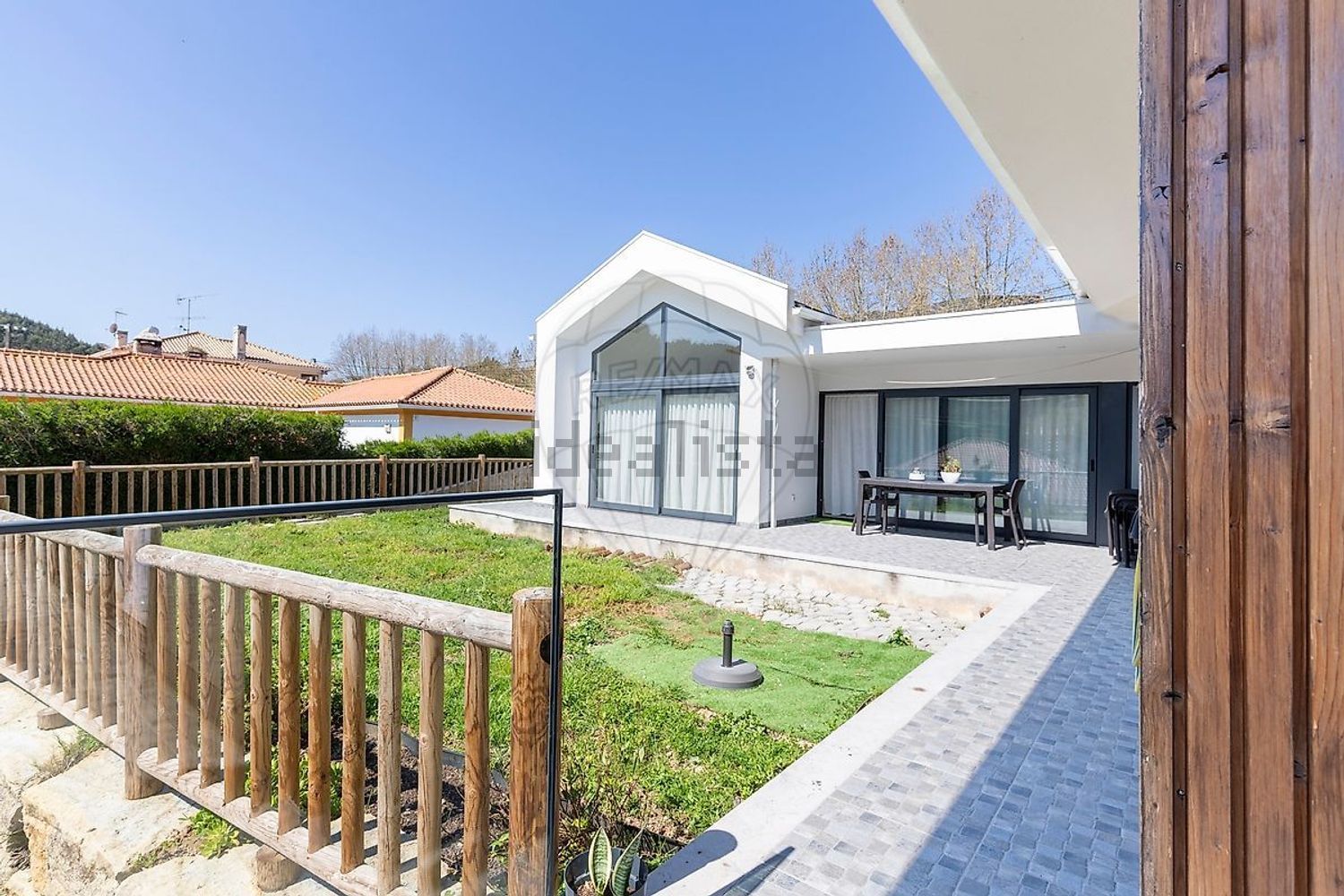 小楼房或独栋别墅出售在Praceta Da Lapa - 外立面