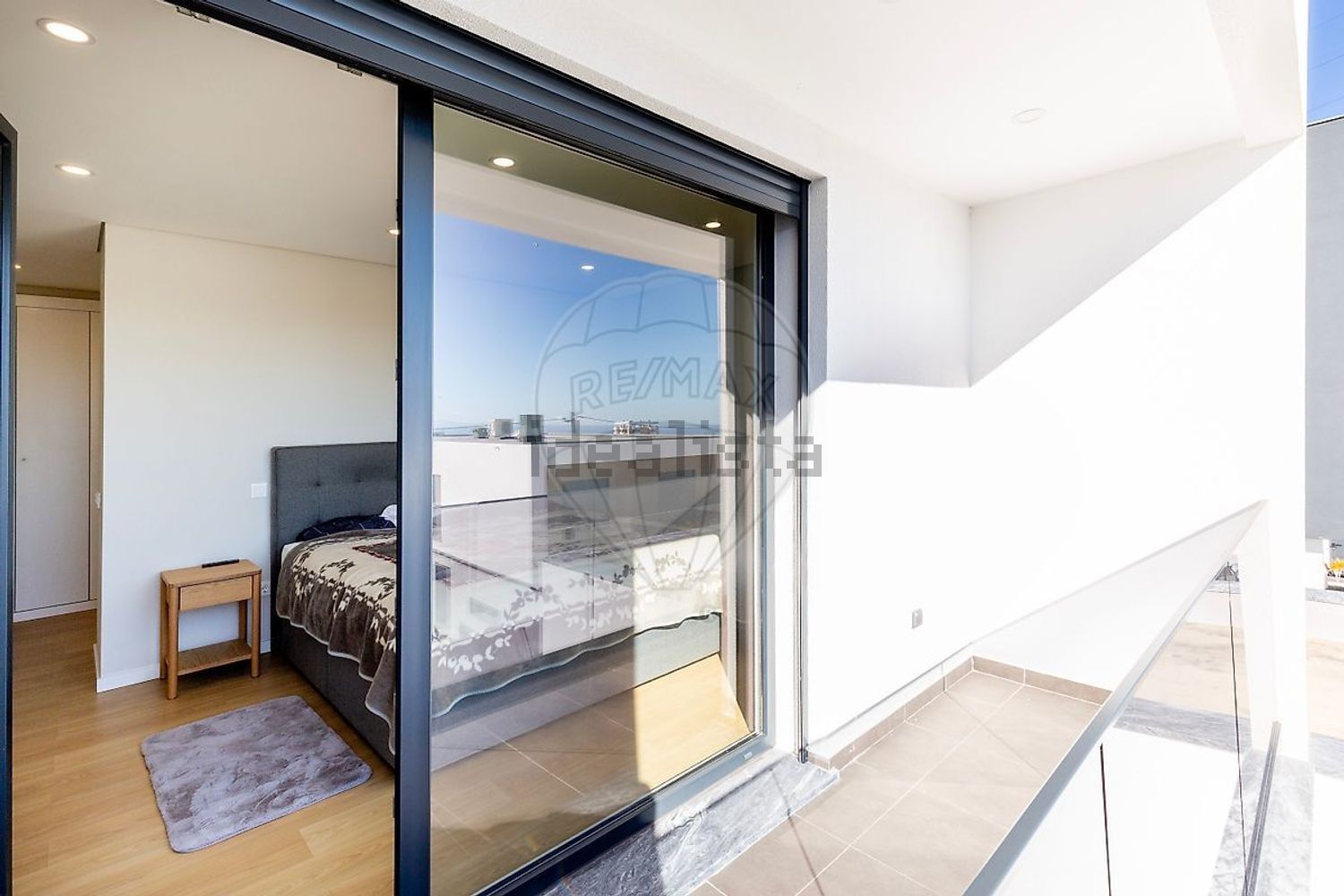 小楼房或独栋别墅出售在Rua e - 阳台