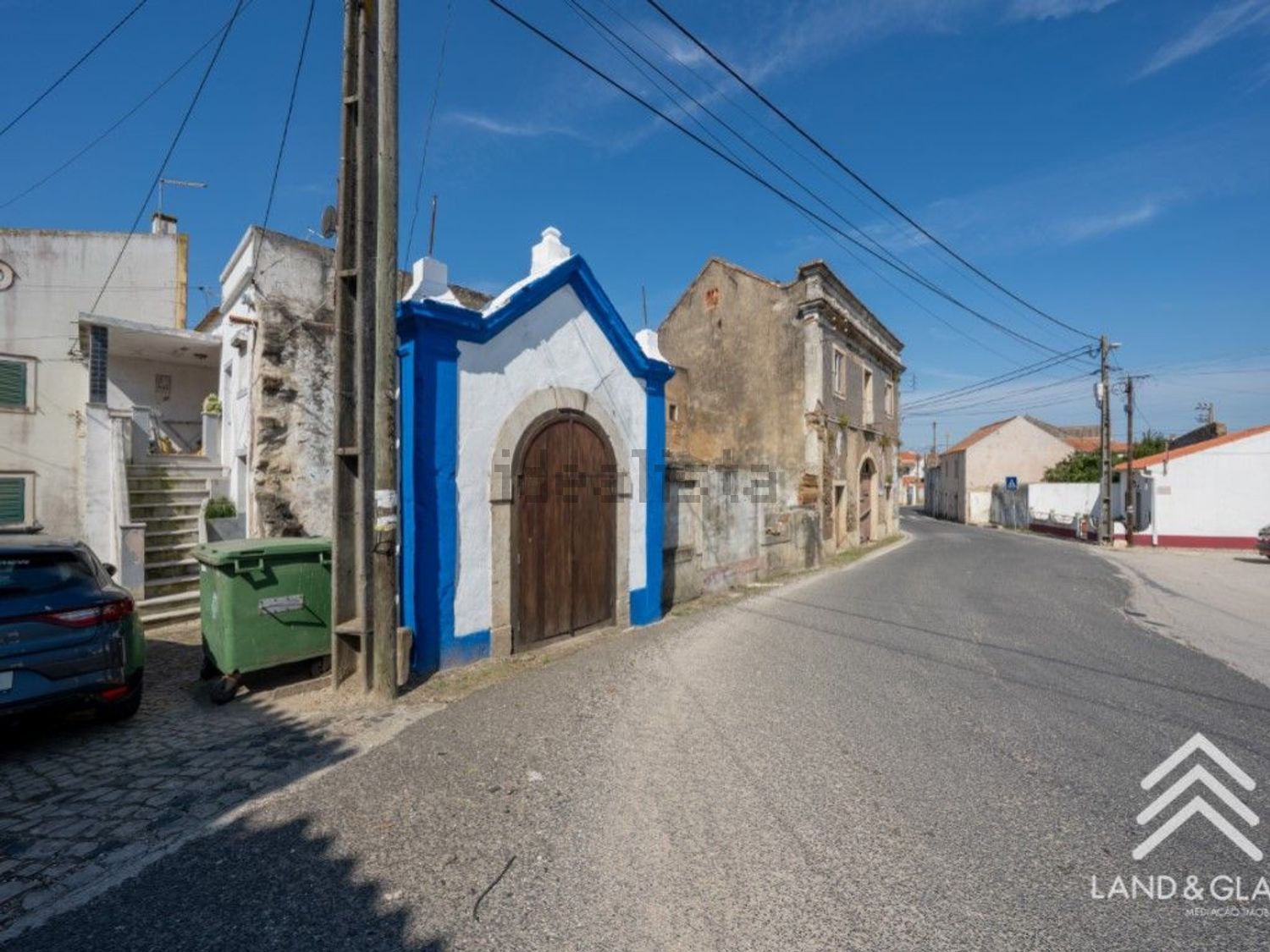 小楼房或独栋别墅出售在Avenida 25 de Abril - 外立面