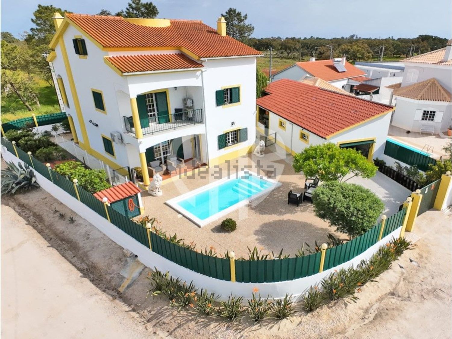 小楼房或独栋别墅出售Cm1029 - 游泳池