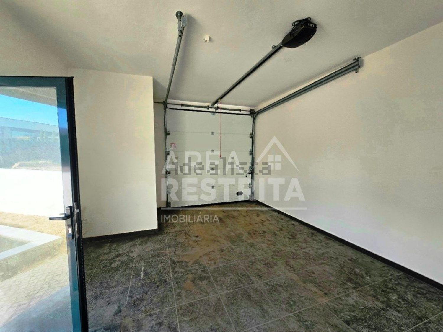 小楼房或独栋别墅出售在Rua Nova da Jardia - 停车位