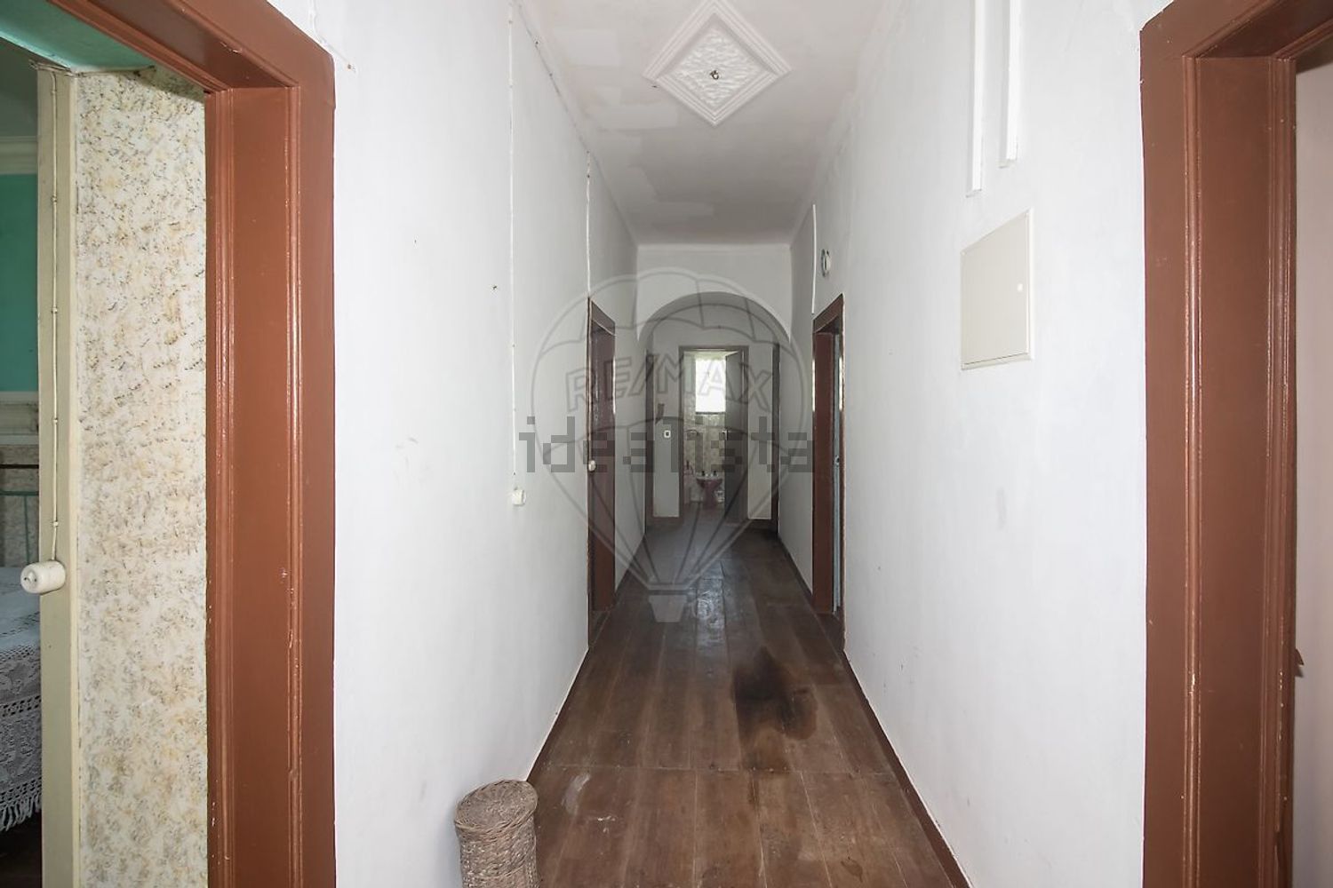 小楼房或独栋别墅出售在São Quintino - 过道