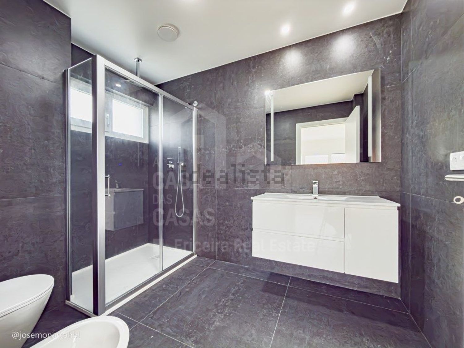 小楼房或独栋别墅出售在São Pedro da Cadeira - 卫生间