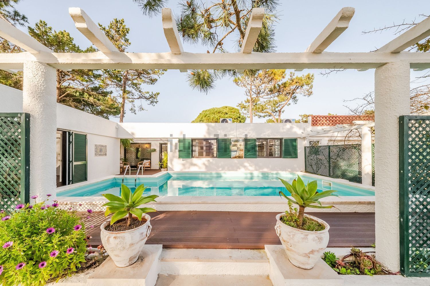 小楼房或独栋别墅出售在Rua das Quintas - 游泳池