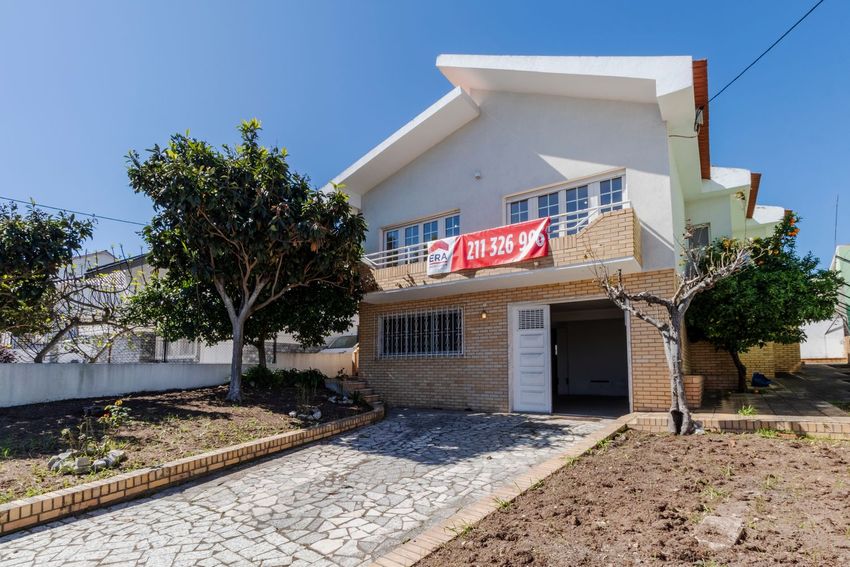 小楼房或独栋别墅出售在Rua Marechal Carmona