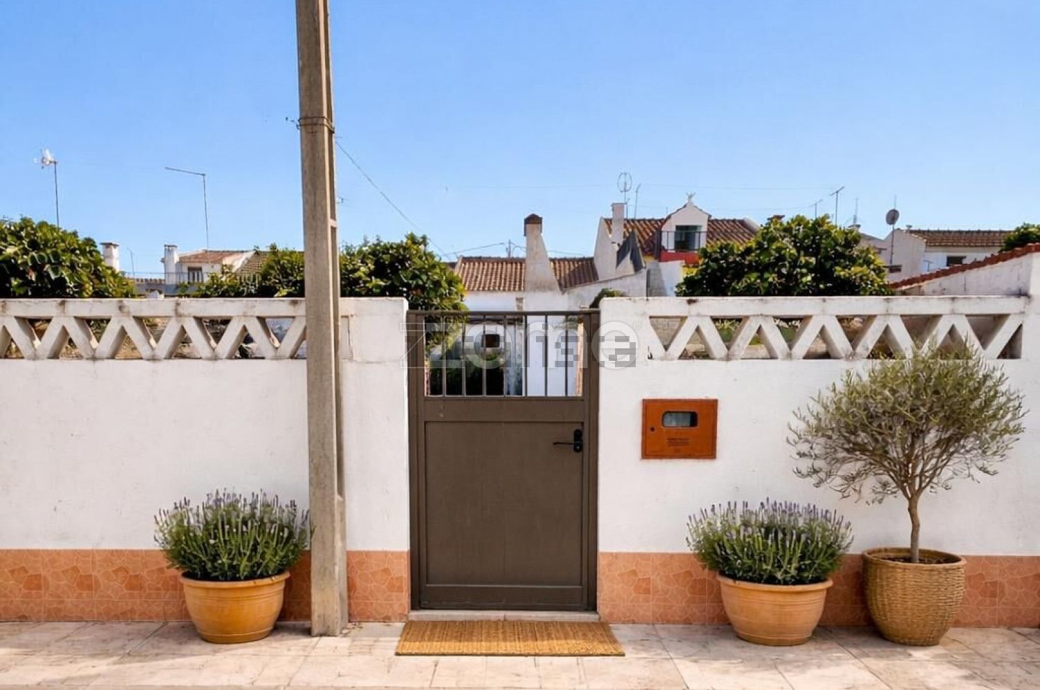 小楼房或独栋别墅出售在Rua C, 56 - 入口 / 出口