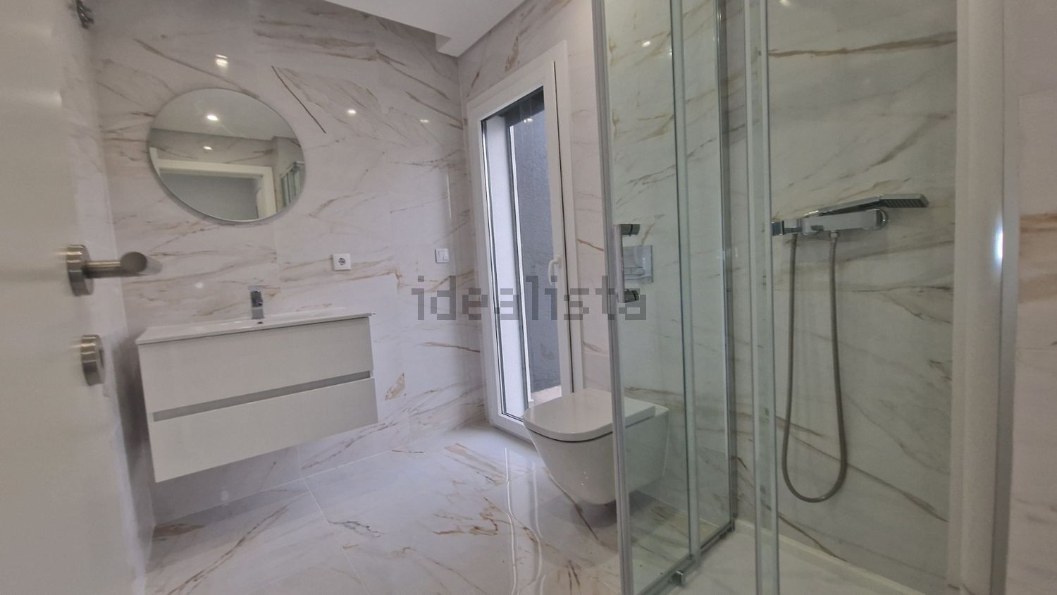 小楼房或独栋别墅出售在Rua Infante Dom Henrique, 79 - 卫生间