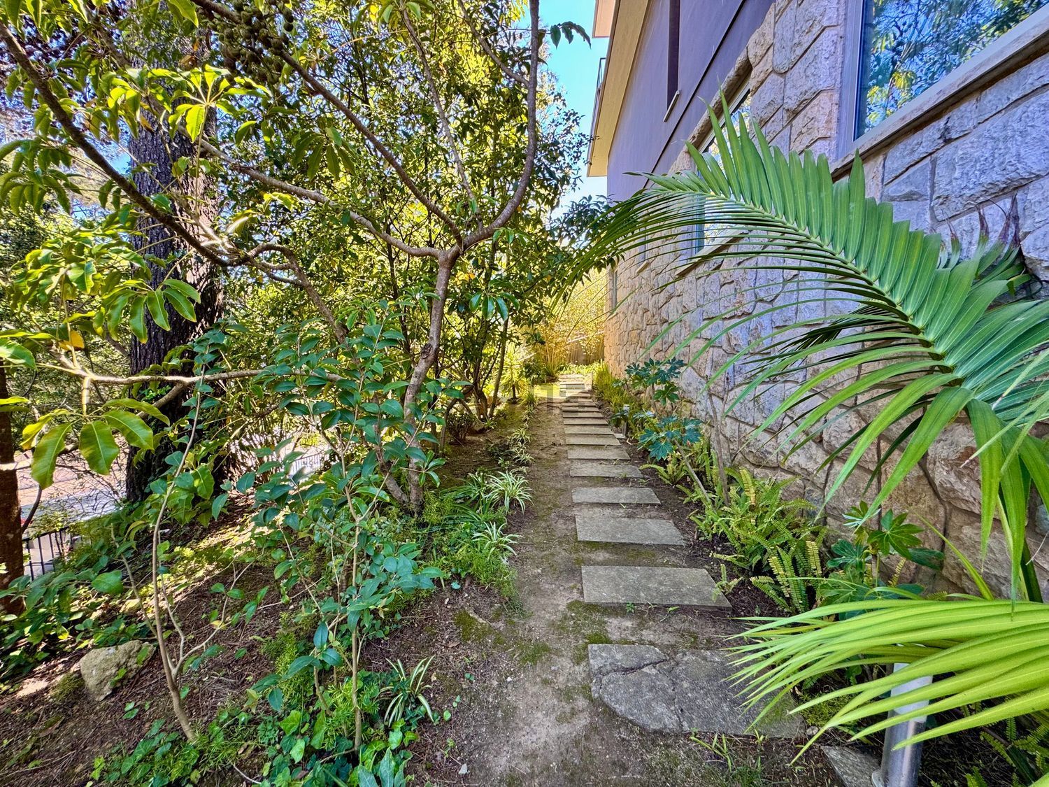 小楼房或独栋别墅出售在Avenida Marechal Carmona, 631 - 花园