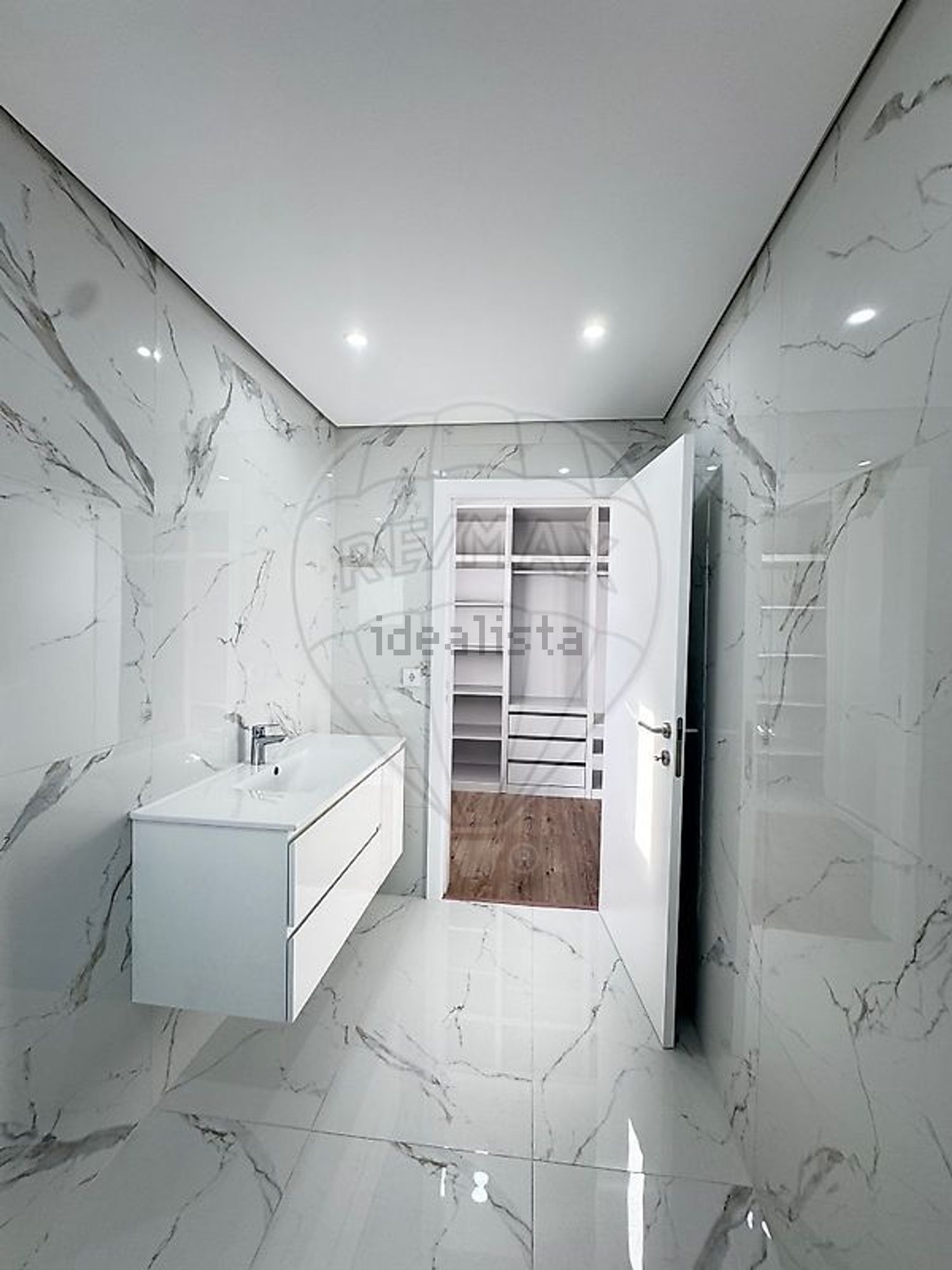 小楼房或独栋别墅出售在Alameda Miguel Torga - 卫生间